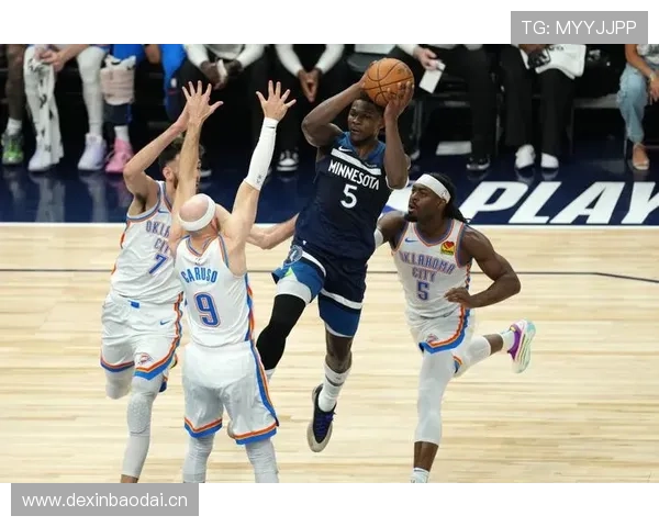 爱德华兹半场表现亮眼10投4中贡献15分3助攻罚球全中助球队争取胜利